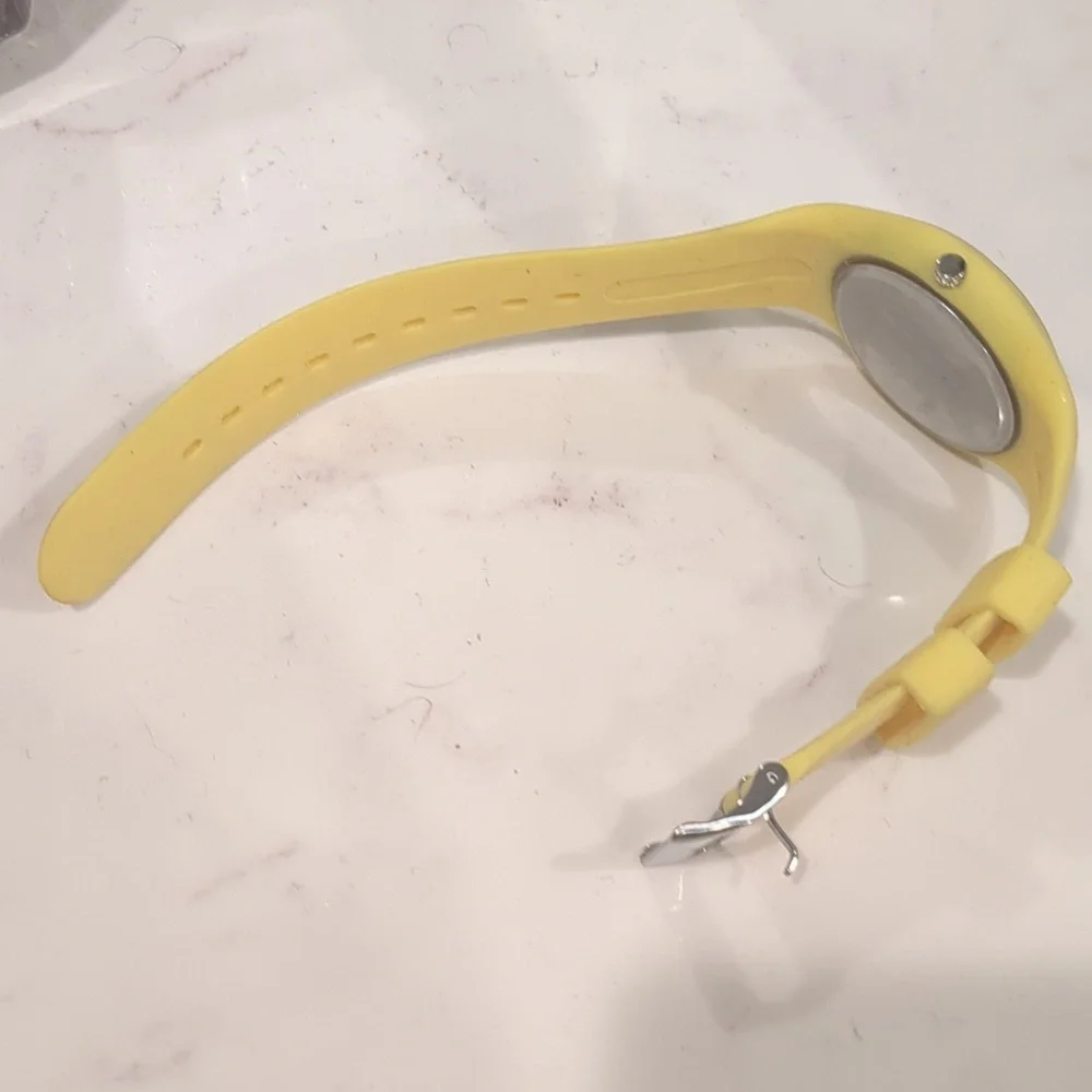 Classic European Yellow Silicone Watch with Blue Hands